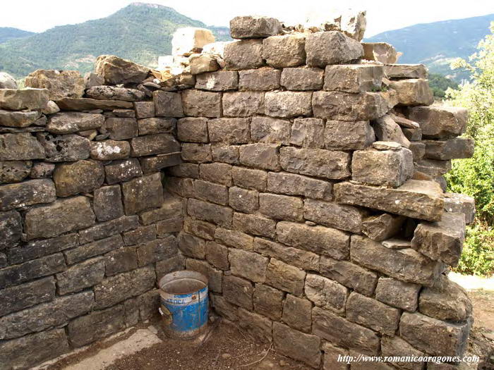 RESTOS DE LOS MUROS OESTE Y NORTE DESDE EL INTERIOR